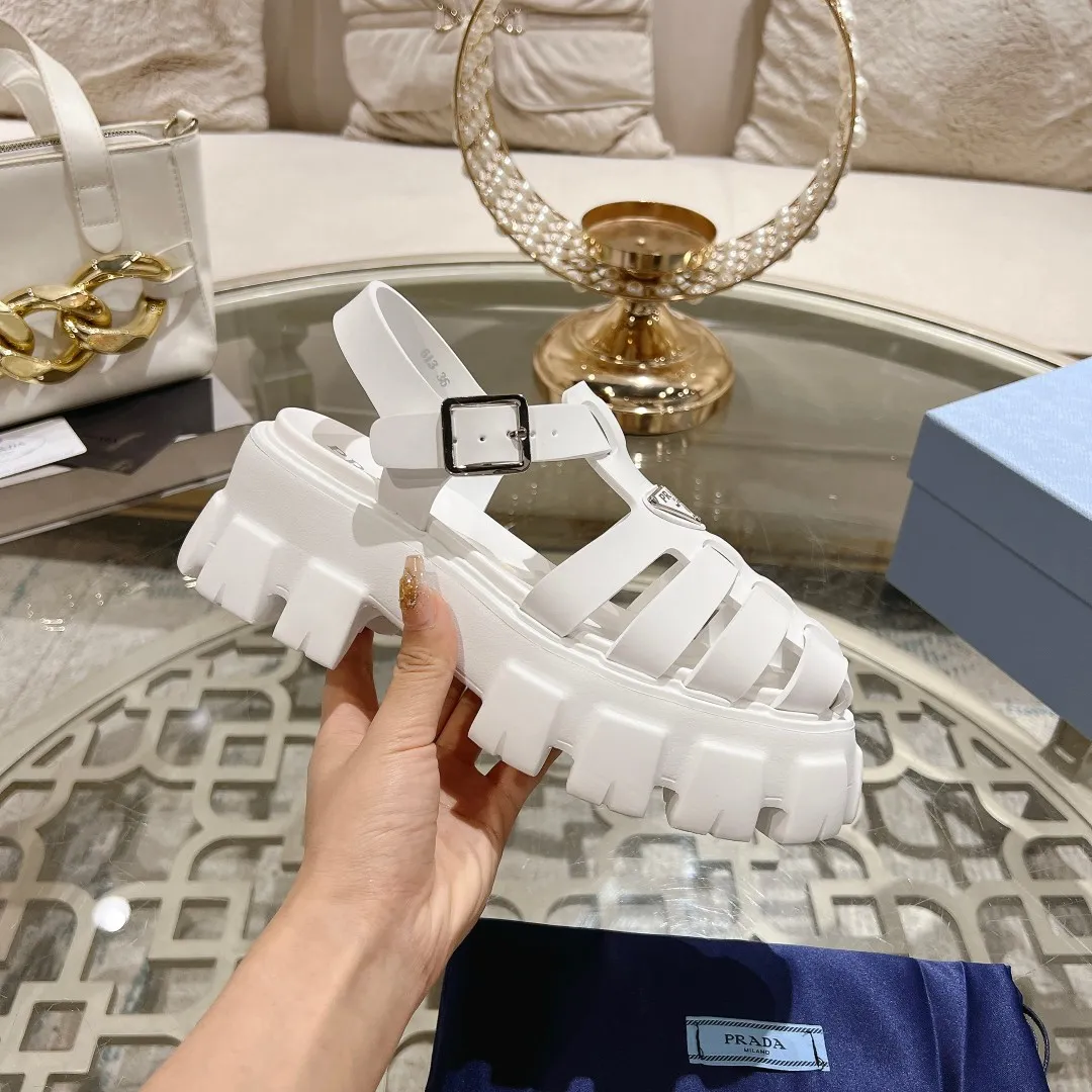 👟👟Ex-factory price 440👟👟 Prada's new spring and summer sawtooth Roman thick-soled rubber sandals, retro, fashionable and avant-garde gear teeth 55mm, thick-soled soles with rubber uppers, making the whole pair of shoes light and comfortable, bright colors, satisfying a variety of choices for fashionable people with different styles! The iconic metal triangle logo is paired with the shape of ancient beach sandals. Every design element is fashionable! Code number 35-40